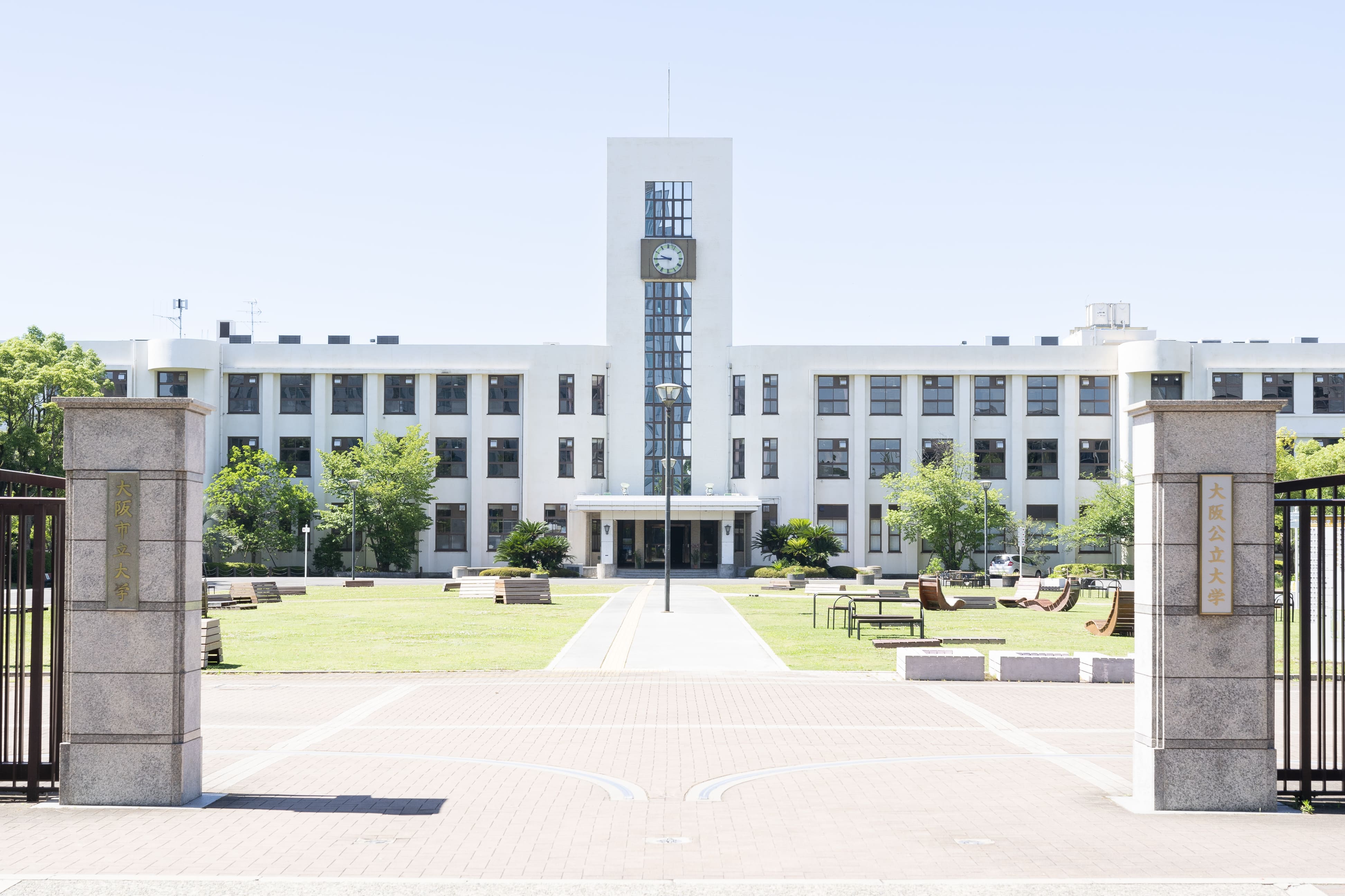 大学の外観画像
