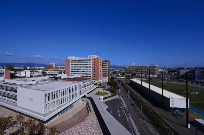 大学の外観画像