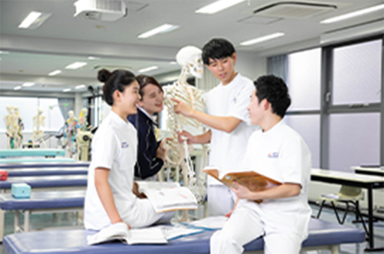 大学の外観画像